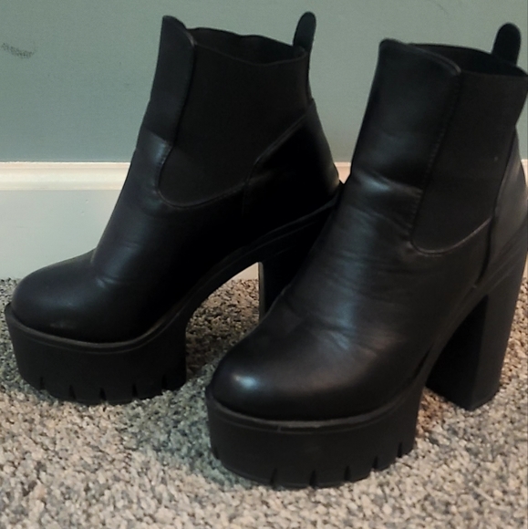 Solid Chucky boots - Picture 2 of 2